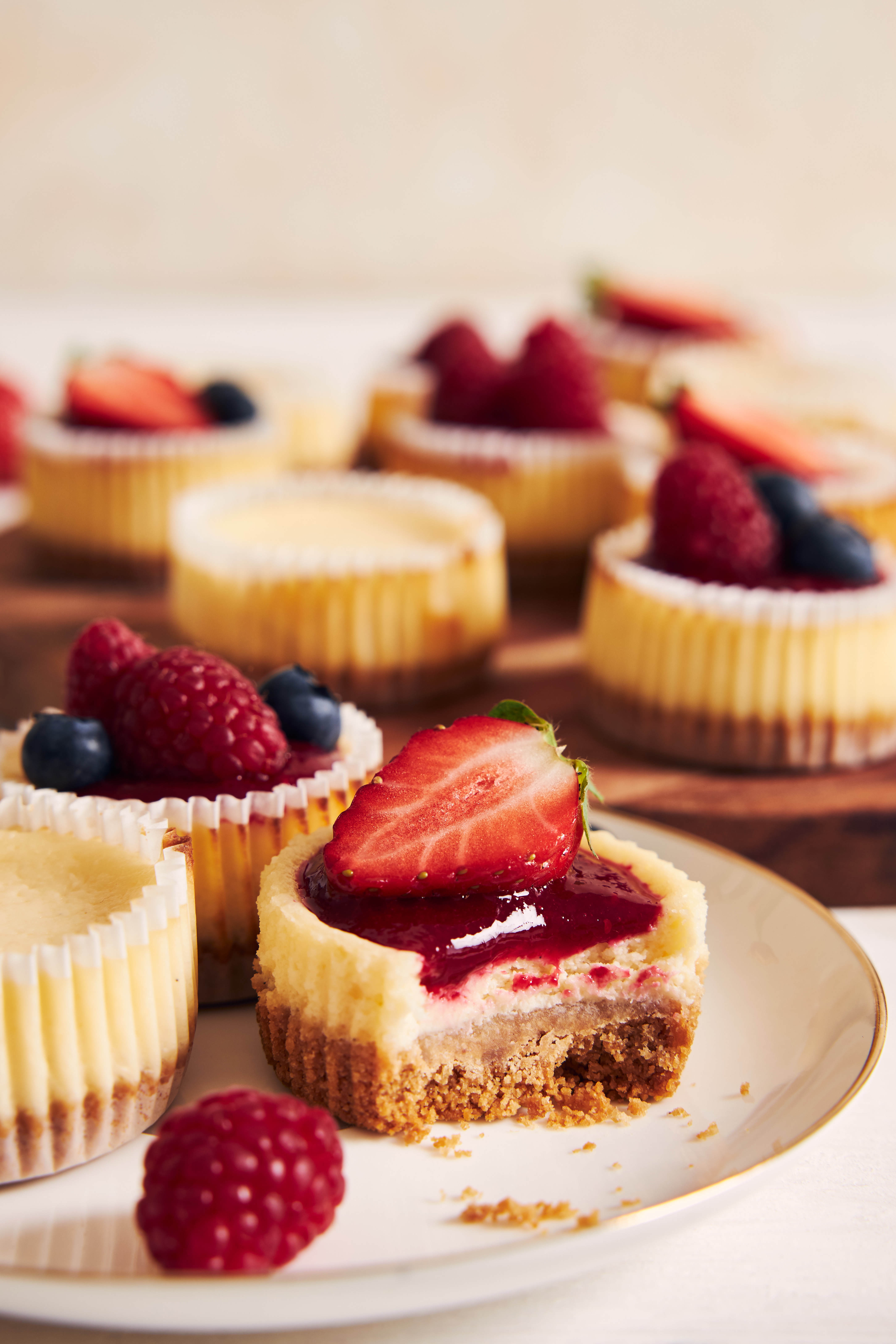 Cupcakes decorados com frutas frescas e cobertura cremosa